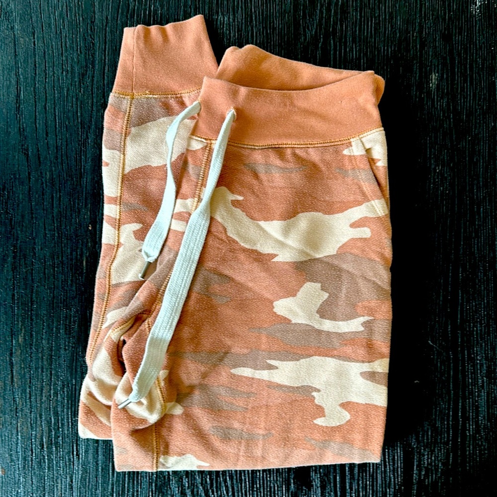 Amazing comfortable, adorable pink camo joggers, great condition